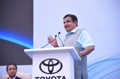 Gadkari launches pilot project for green hydrogen-based fuel cell EV