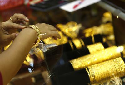 As markets turn wobbly, gold likely to cross Rs 55K-mark, silver to touch RS 80K