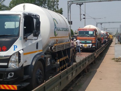 First Oxygen Express reaches Hyderabad from Odisha