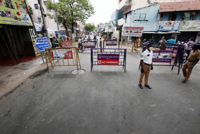 Barricades come up on Chennai roads, see heated arguments