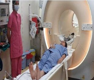 MP Navnit Rana's MRI scan or 'scam?' - Shiv Sena 'dissects' Lilavati Hospital!