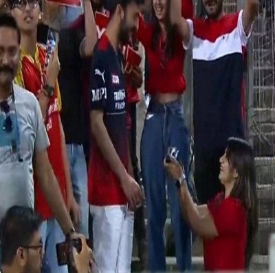 IPL 2022: Girl proposes to boyfriend during RCB v CSK match, Wasim Jaffer gives it new twist