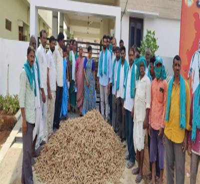 Farmers dump turmeric in front of Nizamabad MP's house