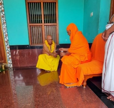 Former K'taka minister becomes sanyasi, set to become pontiff