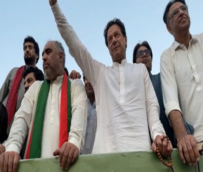 Imran puts onus on country's institutions to 'save' Pakistan