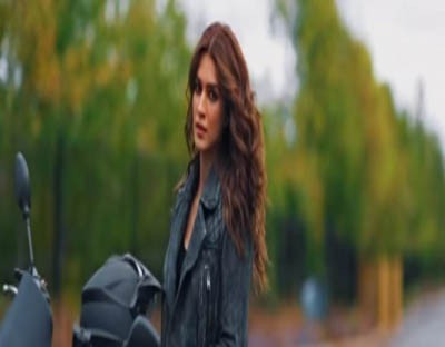 Kriti Sanon, looking uber cool, joins 'Ganpath' team in UK