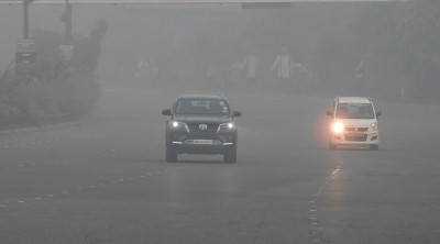 Smog layer prevails over Delhi, AQI remains 'very poor"