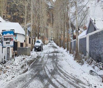 Just ahead polls in Himachal, higher reaches wrap in blanket of snow