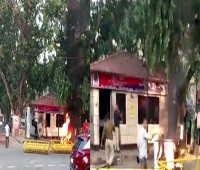 Man sets his bike on fire, vandalises police post in Delhi's Khan Market