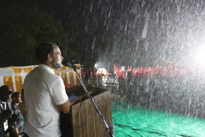 Amid heavy drizzle, Rahul addresses public meet in Mysuru