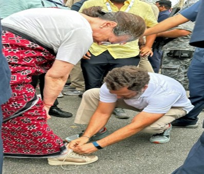 Rahul ties Sonia's shoelace during Bharat Jodo Yatra, video goes viral