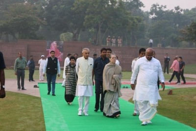 Sonia, Kharge pay tributes to Indira Gandhi on her death anniversary