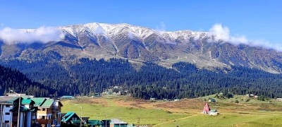 Kashmir gets season's first snowfall in Gulmarg