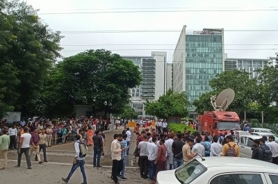 Mulayam supporters grieve outside Gurugram hospital