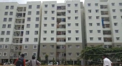 Police quarter building in B'luru tilts due to wide crack