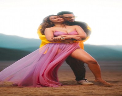 Actress Akanksha stars in Badshah's 'Jugnu' video