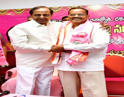 Former Andhra minister Mothkupalli Narasimhulu joins TRS