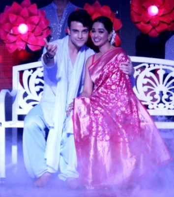 Krishna Kaul proposes to co-star Mugdha Chaphekar in SRK style