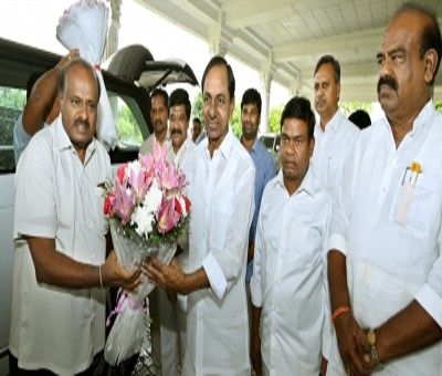 KCR, Kumaraswamy discuss national politics