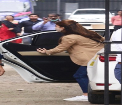 Jacqueline dodges media, enters court wearing lawyer's robe