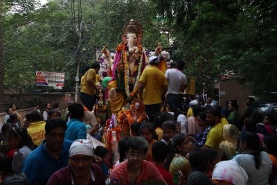 Asked to stop DJ music during Ganesh Visarjan, K'taka youths pelt stones at cops