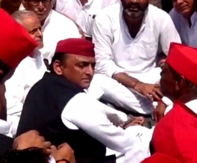 SP march to UP Assembly stopped, Akhilesh on dharna