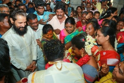 Chiyaan Vikram attends wedding of housekeeping unit member's son