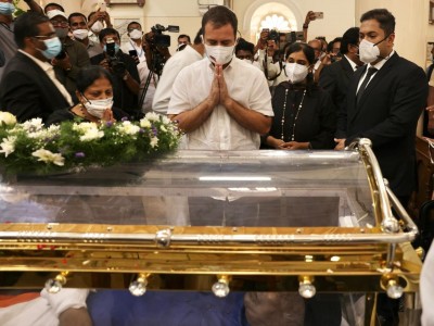 Rahul Gandhi pays homage to Oscar Fernandes