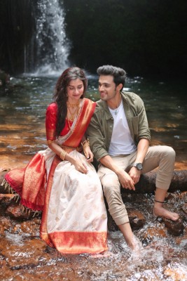 Parth Samthaan, Diksha Singh in Jubin Nautiyal's 'Rim Jhim' video