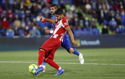 Suarez brace lifts Atletico back to top of La Liga