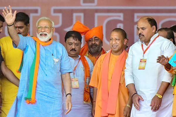 अलीगढ़ की रैली में प्रधानमंत्री मोदी की सुरक्षा में बड़ी लापरवाही - मंच के नीचे तार जलने से आग लगी, बड़ा हादसा टला