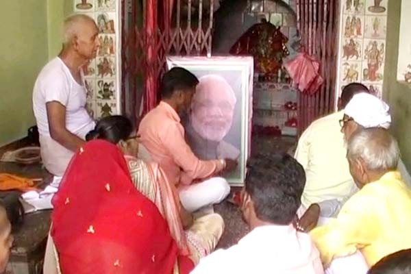 बलिया के मंदिर में मां दुर्गा के साथ मोदी की पूजा  - मोदी दोबारा बनें पीएम इसलिए गांववालों ने रखा 9 दिन का व्रत