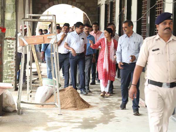 उत्कृष्ट विद्यालय एवं जिला शिक्षा अधिकारी कार्यालय का कलेक्टर ने किया औचक निरीक्षण 