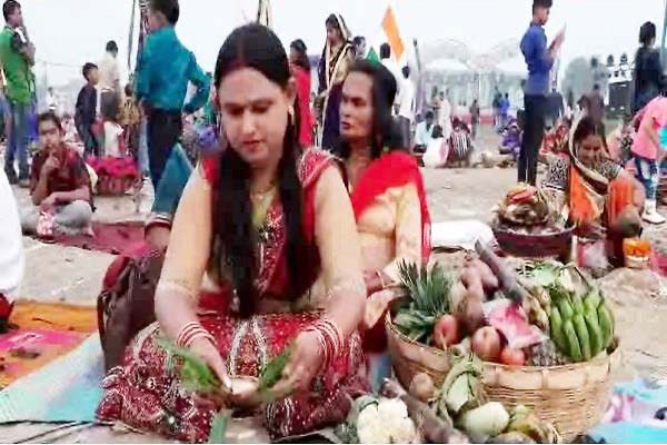 बलिया के किन्नर अन्नू ने राम मंदिर निर्माण के लिए रखा छठ का निर्जला व्रत