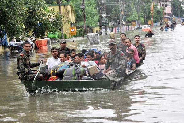 देश भर में भारी बारिश, यूपी-बिहार बेहाल 4 दिनों में 120 की मौत