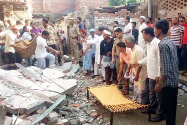 मऊ में सिलेंडर फटने से दो मंजिला इमारत जमींदोज, दस लोगों की मौत, 30 घायल - घायलों में छह की हालत गंभीर, सीएम योगी ने जताया शोक 