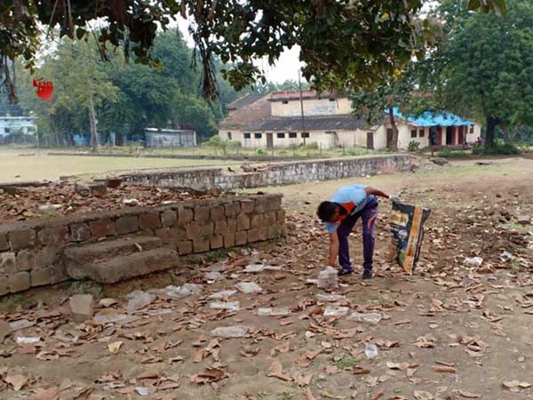 "हम हैं इंसान ग्रुप" ने मधुशाला बनते शिक्षा के मंदिरों कोे संवारने का काम शुरू किया