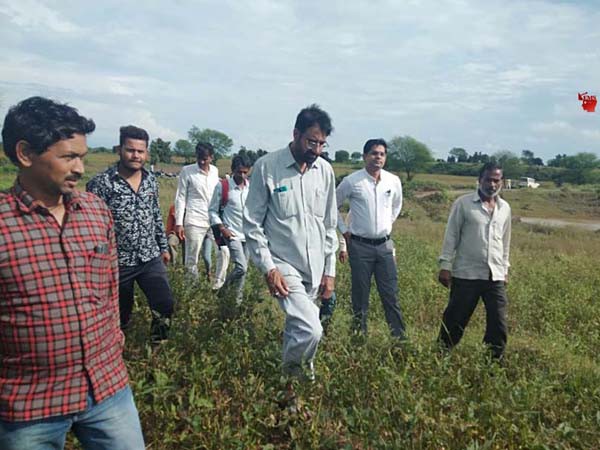 बाढ़ प्रभावित फसलों का जायजा लेने पहुंचे विधायक खेतों में पहुंचकर किया फसल का सर्वे, उचित मुआवजे का आश्वासन