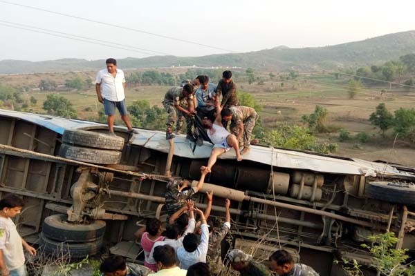 यात्री बस 50 फीट नीचे गड्ढे में गिरी,छह की मौत 43 घायल यात्रियों  को बाहर निकाल कर अस्पताल में भर्त्ती कराया गया