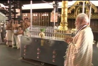 केरल के गुरुवायूर श्रीकृष्ण मंदिर में पीएम मोदी ने की पूजा-अर्चना -112 किलो कमल के फूलों से हुआ 'तुलाभारम'