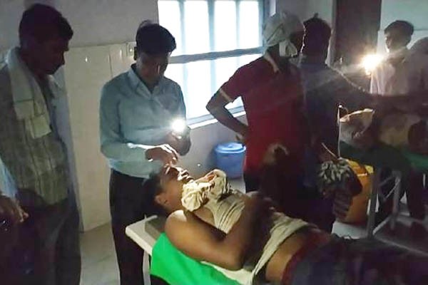 यूपी: मोबाइल के टॉर्च की रोशनी से लगाए टांके