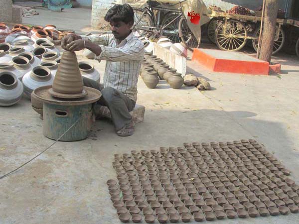 दीपावली के त्योहार को लेकर घरो में साफ-सफाई का दौर बाजारों में बढऩे लगी रौनक, दिखने लगा त्योहारी सीजन