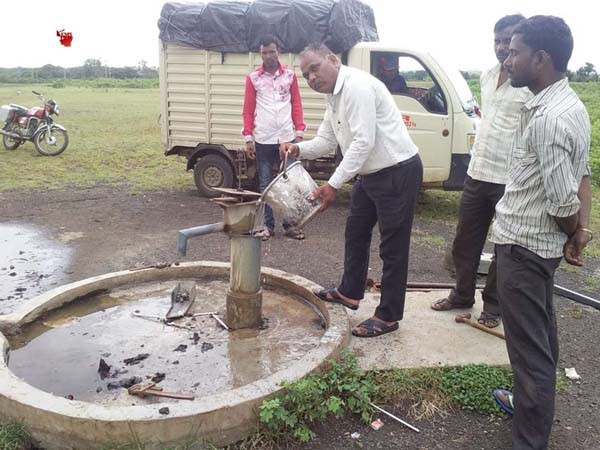 ग्राम खड़ी में पेयजल स्त्रोतों का क्लोरीनेशन