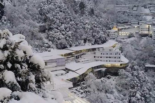 माता वैष्णो देवी मंदिर में हुई मौसम की पहली बर्फबारी