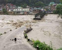  हिमाचल में 3 जिलों में तीन दिन से लगातार बारिश, काजा में भूस्खलन से एक मरा   - प्रदेश के कई जिलों में 27 और 28 अगस्त को भारी बारिश का येलो अलर्ट किया जारी