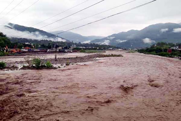 उत्तराखंड के पर्वतीय क्षेत्रों में भारी बारिश का रेड अलर्ट