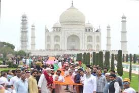  ताजमहल में शाहजहां के उर्स के तीसरे दिन चढ़ाई गयी 1331 मीटर लंबी चादर -मुख्य मकबरे पर कव्वालियां हुईं तथा रॉयल गेट पर बजते रहे शहनाई व नगाड़े