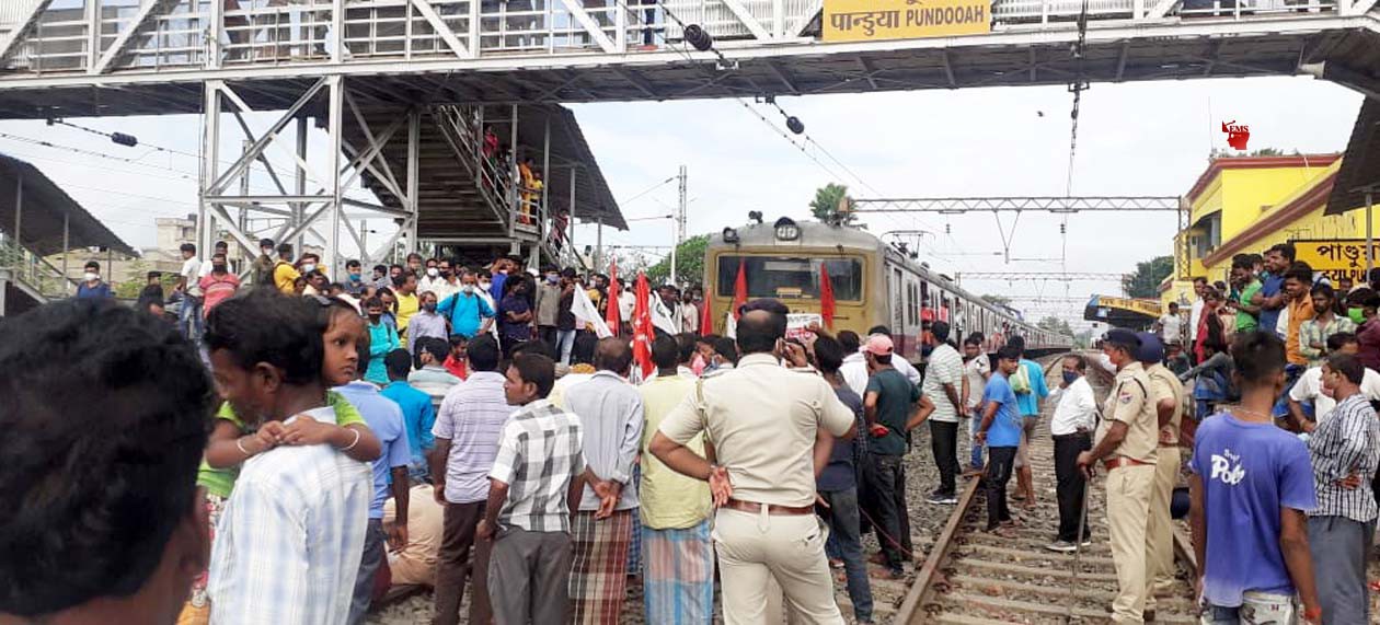  किसानों का भारत बंद: राजधानी दिल्ली से सटी सीमाओं पर जबरदस्त जाम, यातायात बाधित -पंजाब, बिहार केरल, आंध्र  समेत कई राज्यों में बंद का असर दिखा, रेल ट्रैक पर बैठे किसान, कई ट्रेनें कैंसिल