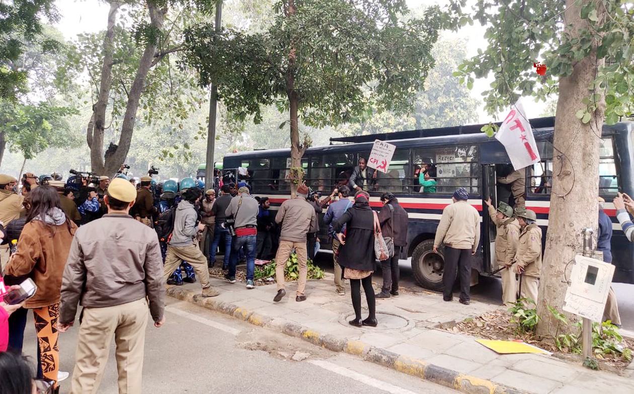 दिल्ली के  मंडी हाउस नागरिकता संशोधन कानून और नेशनल रजिस्टर फॉर सिटिजनशिप के खिलाफ प्रदर्शन कर रहे लोगों को पुलिस गिरफ्तार कर पुलिस गाडी में बैठाते हुए। 