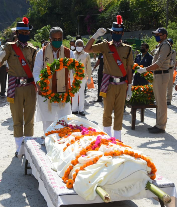 स्व. आनंद सिंह बिष्ट के अंतिम संस्कार में शामिल हुए मुख्यमंत्री, श्रद्धांजलि दी 